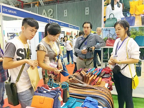 Customers choose Vietnamese products made of ostrich and crocodile skin (Photo: SGGP) Customers choose Vietnamese products made of ostrich and crocodile skin (Photo: SGGP)